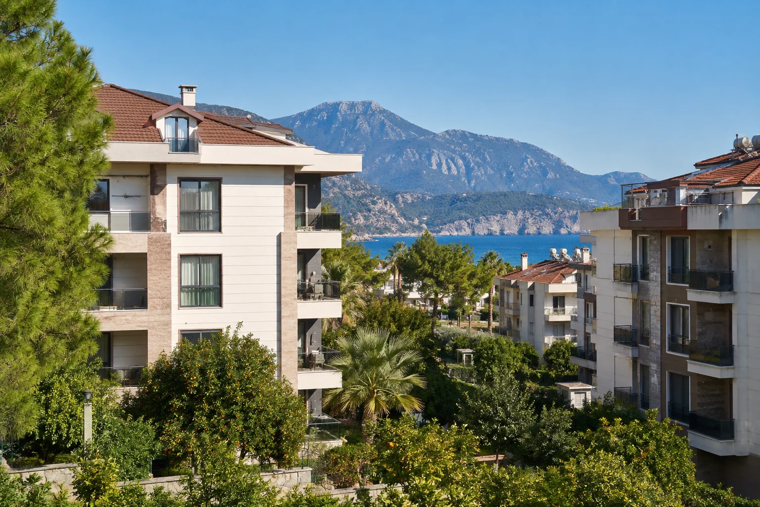 Wohnquartier an der türkischen Mittelmeerküste vor dem Taurusgebirge